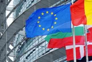 Unión Europea considera imponer aranceles de 93 mil millones de euros a EEUU