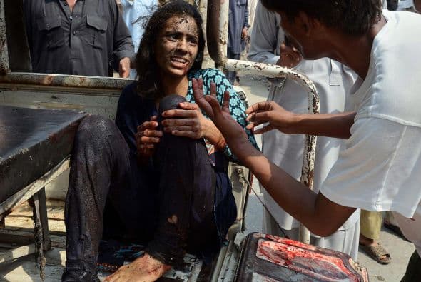 Pakistán amaneció conmocionado por la peor matanza cometida por los talibanes contra la comunidad cristiana, que costó la vida a más de ochenta personas y pone en jaque la estrategia de diálogo del Gobierno con los radicales. El último recuento ha elevado a 82 el número de fallecidos, que aún puede subir dado el estado crítico de varios de los más de 140 heridos ingresados en hospitales de la localidad noroccidental de Pesháwar, en una de cuyas iglesias se produjo la masacre. "No teníamos palabras ante el horror que teníamos delante", explicó hoy a Efe el director de la Liga Interconfesional de Pakistán (APIL), el cristiano Sayid Ishaq, quien visitó ayer junto a diversas autoridades regionales a las víctimas hospitalizadas. "No es solo un atentado contra nuestra minoría, sino también contra la humanidad de este país", dijo Ishaq, quien calificó la situación tras el ataque "como la peor sufrida hasta ahora por los cristianos paquistaníes".