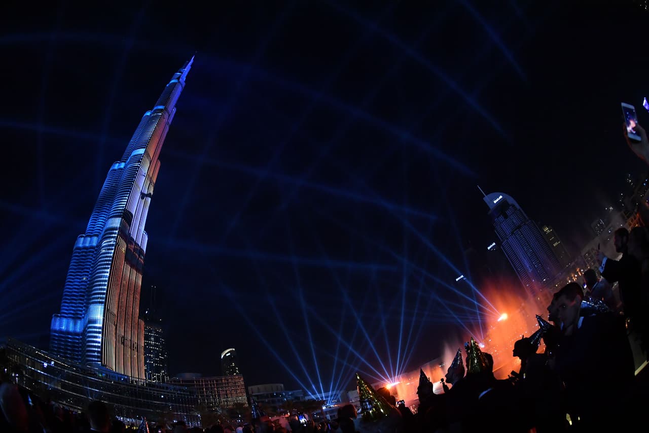 Un espectáculo de láser en Burj Khalifa, la torre más alta del mundo, con motivo de las celebraciones de fin de año en Dubai.