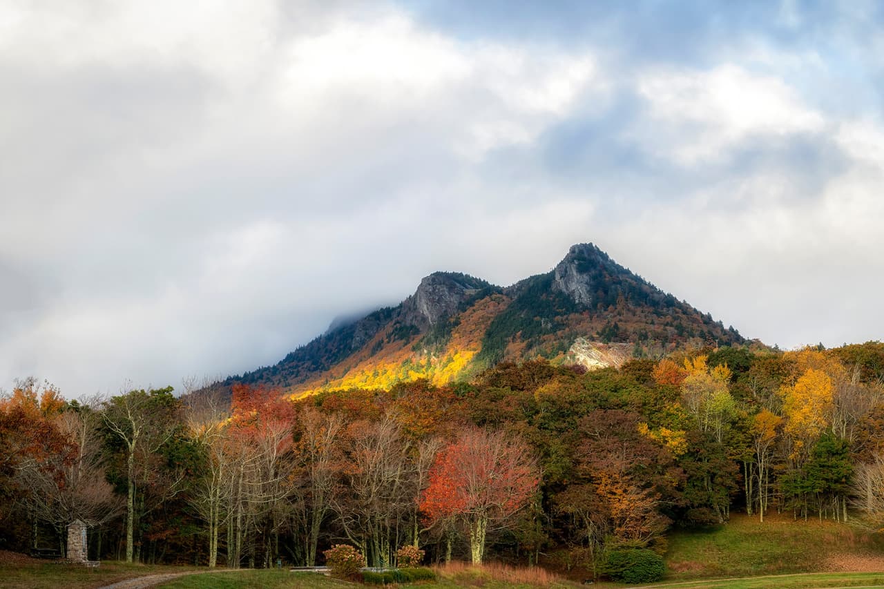 <b>Grandfather Mountain</b>: Disfruta de los impresionantes colores del otoño desde el puente de una milla de altura de Grandfather Mountain. Cruza al otro lado y sube a la cima de la montaña.