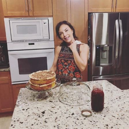 "[...] Te duele como si te pisaran el callo, me dolió mucho, pero es una forma de desinflamar, pero es local y es única y no se puede repetir más de una vez al año.", sentenció la también presentadora.