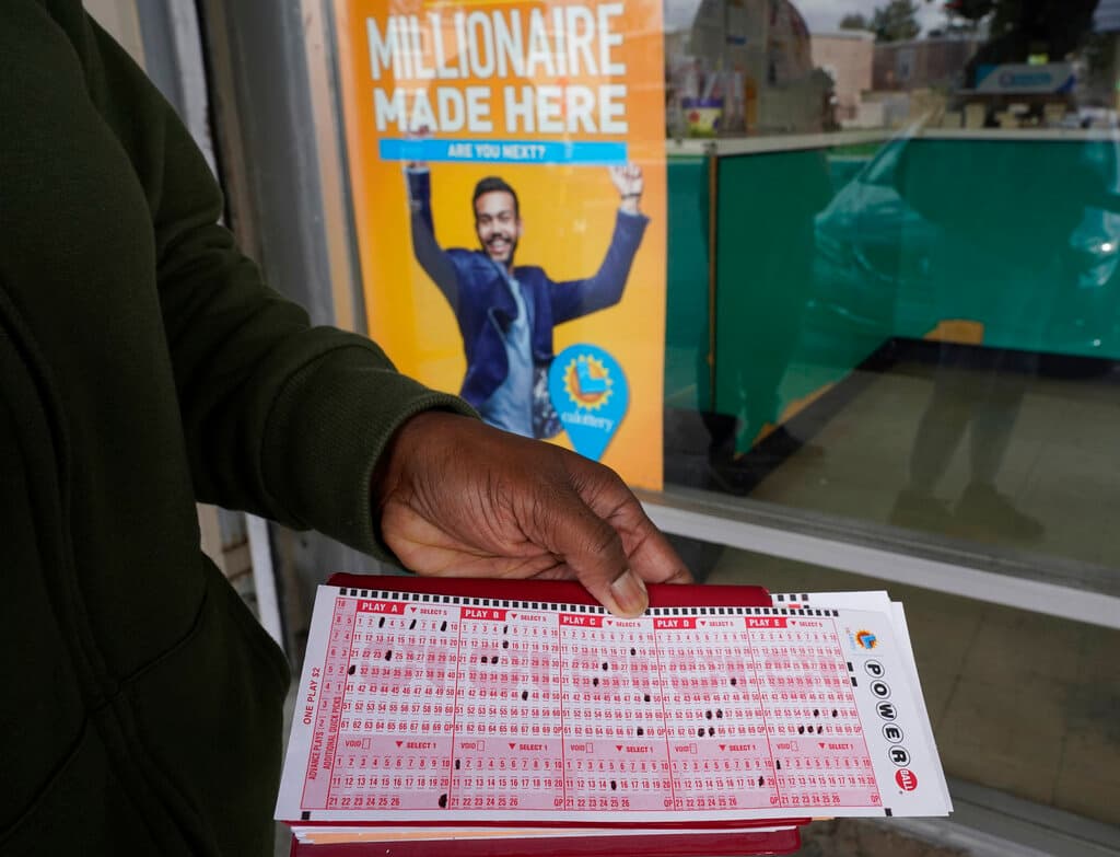 Para poder reclamar la millonaria bolsa acumulada del sorteo 
<b>Powerball</b>, el boleto debe acertar los cinco números de las bolas blancas, así como el número de la Powerball roja.