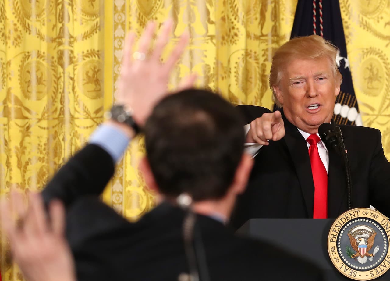 <b>Dia 28:</b> El presidente Donald Trump convocó su primera ruda de prensa como presidente. Con el mismo estilo de la campaña electoral, el presidente salió a alabar "todo lo hecho" en sus primeras cuatro semanas en el poder y, sobre todo, dejó claro que no dará cuartel a los medios "deshonestos" (aunque no lo sean). “Estoy hoy aquí para actualizar al pueblo estadounidense sobre el increíble progreso que se ha hecho en las últimas cuatro semanas desde mi juramentación (…) 
<b><a href="http://www.univision.com/noticias/detector-de-mentiras/12-mentiras-enganos-y-contradicciones-de-trump-en-su-primera-rueda-de-prensa-como-presidente">No creo que haya habido nunca un presidente que en tan poco tiempo haya hecho lo que hemos hecho”, afirmó. Durante casi hora y media se vivió un pugilato entre el mandatario y los reporteros que luchaban no solo para que les permitieran hacer preguntas, sino para que el cuestionado les dejara terminar de formularlas en algunos casos</a></b>. 16 de febrero de 2017