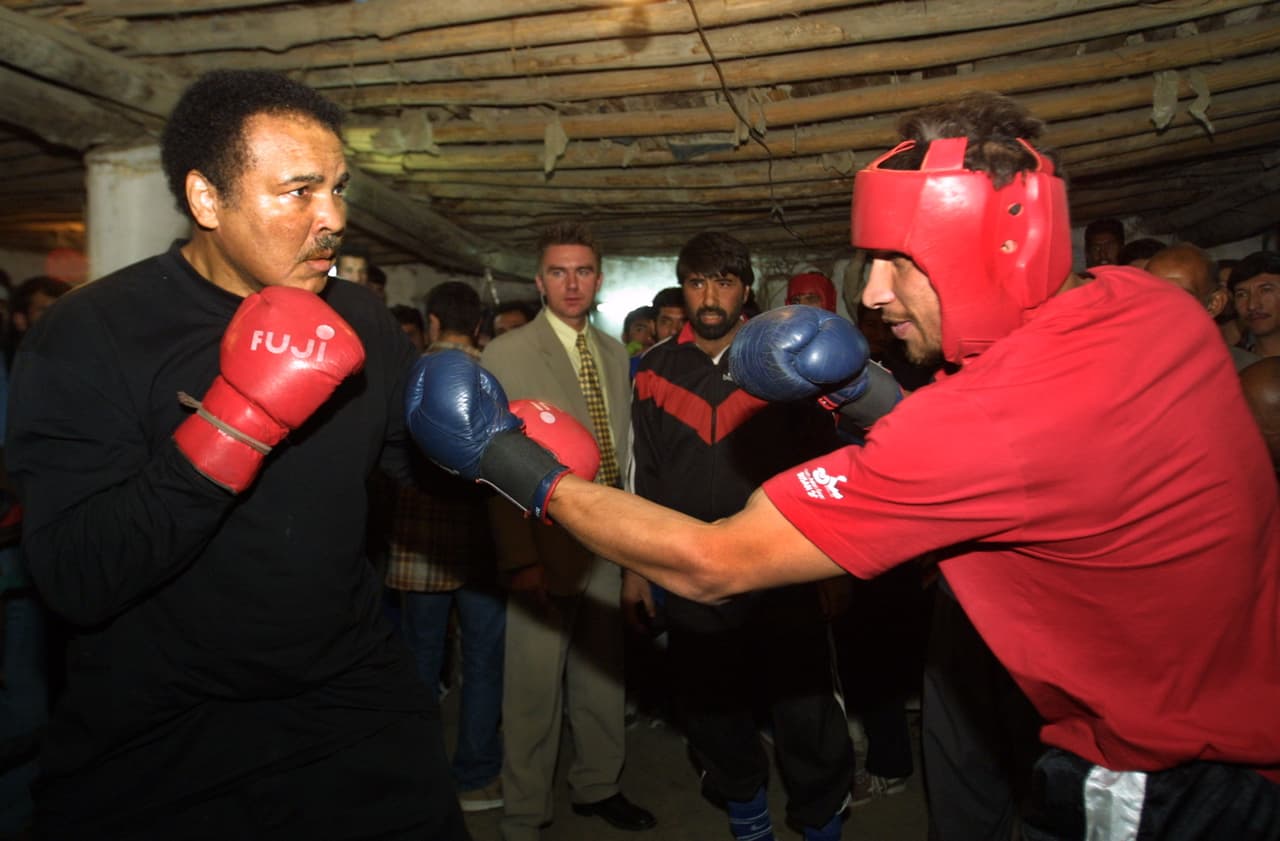 Entrenamiento con un boxeador local durante una visita a la Sahat Homa Boxing Club, el 18 de noviembre de 2002 en Kabul. Estuvo en una visita a Afganistán como “mensajero de la paz” de Naciones Unidas.