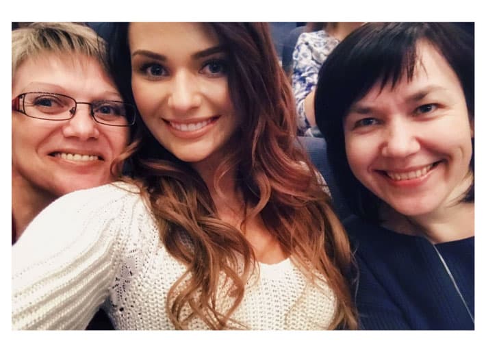 Se ha divertido a lo grande, en esta foto la vemos con su madre y su tía minutos antes de que comenzara la función de teatro.