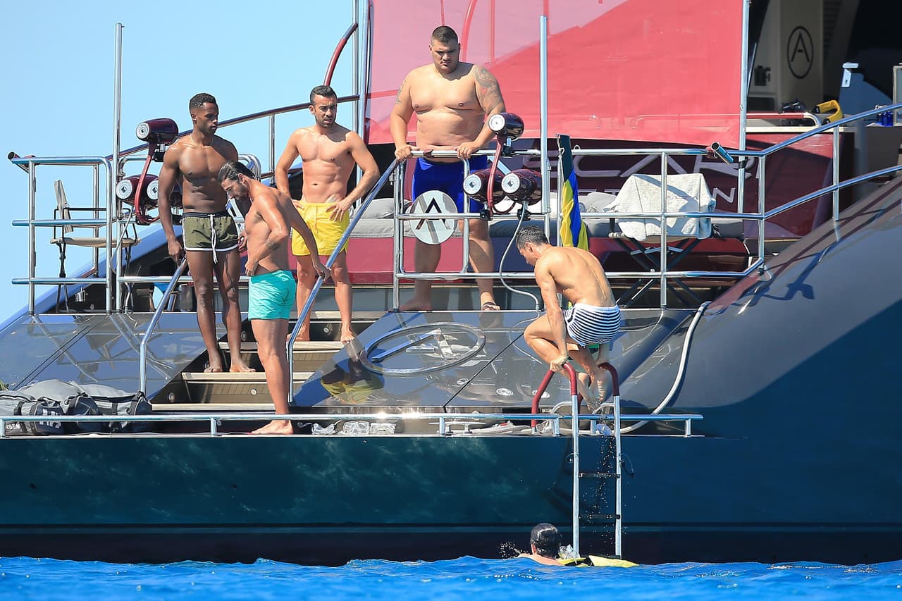 Cristiano estaba acompañado de sus inseparables amigos.