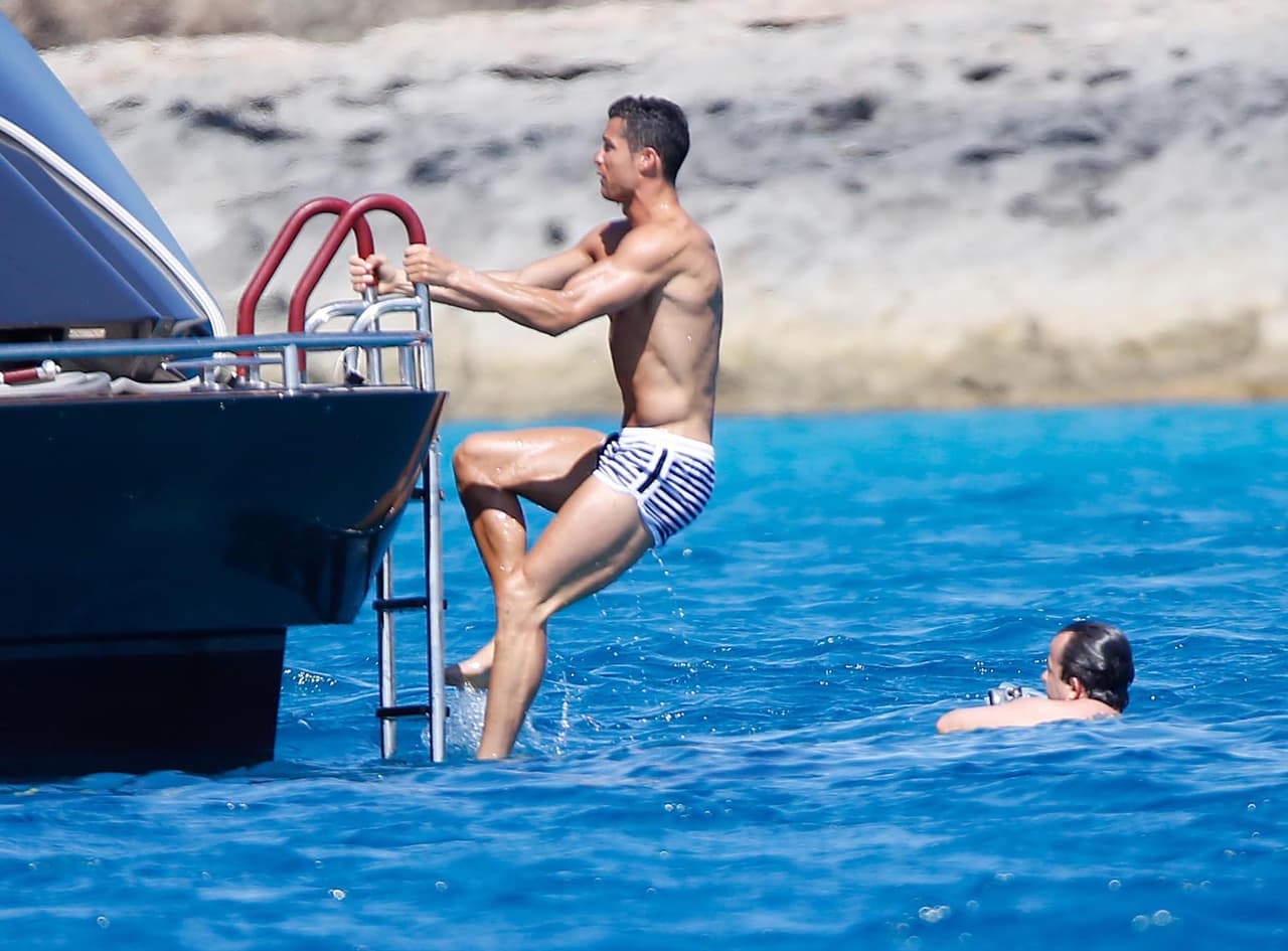 Para celebrar se fue de viaje a Ibiza en un lujoso yate.