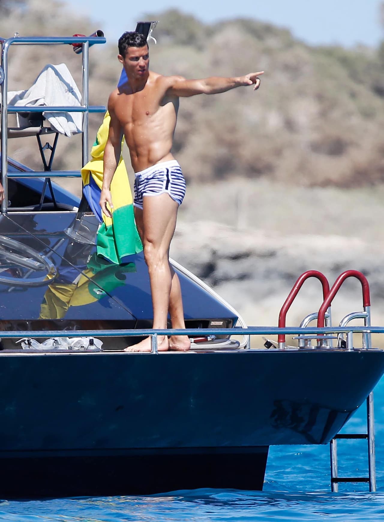 Al futbolista le encanta la atención de las cámaras.