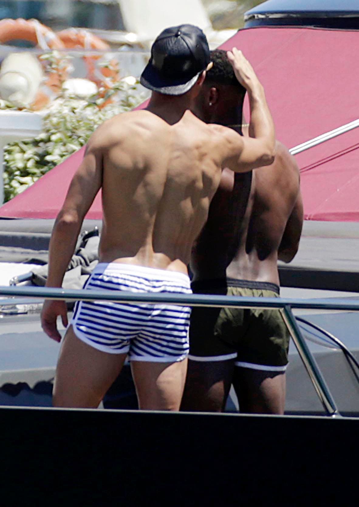 Cristiano preocupado por el peinado de su BFF.