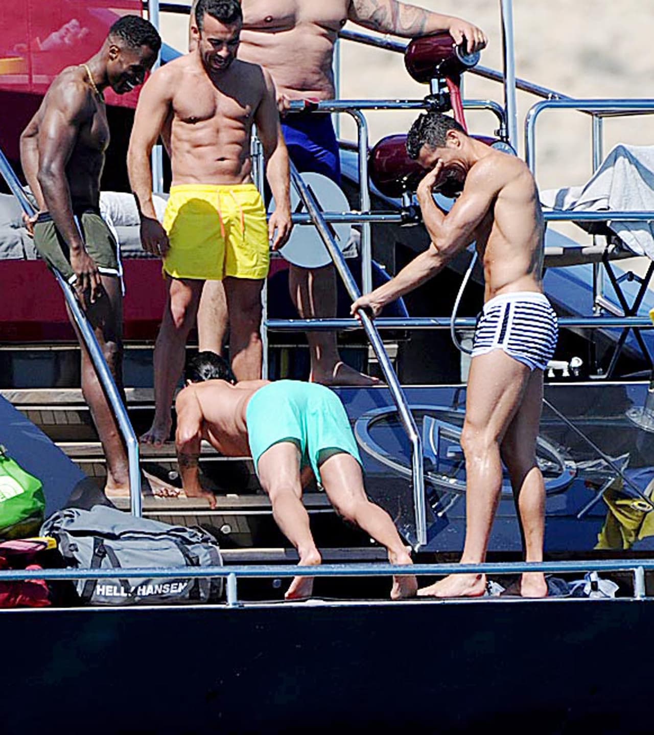 Algunos se pusieron bromistas. El jugador no paró de carcajearse.