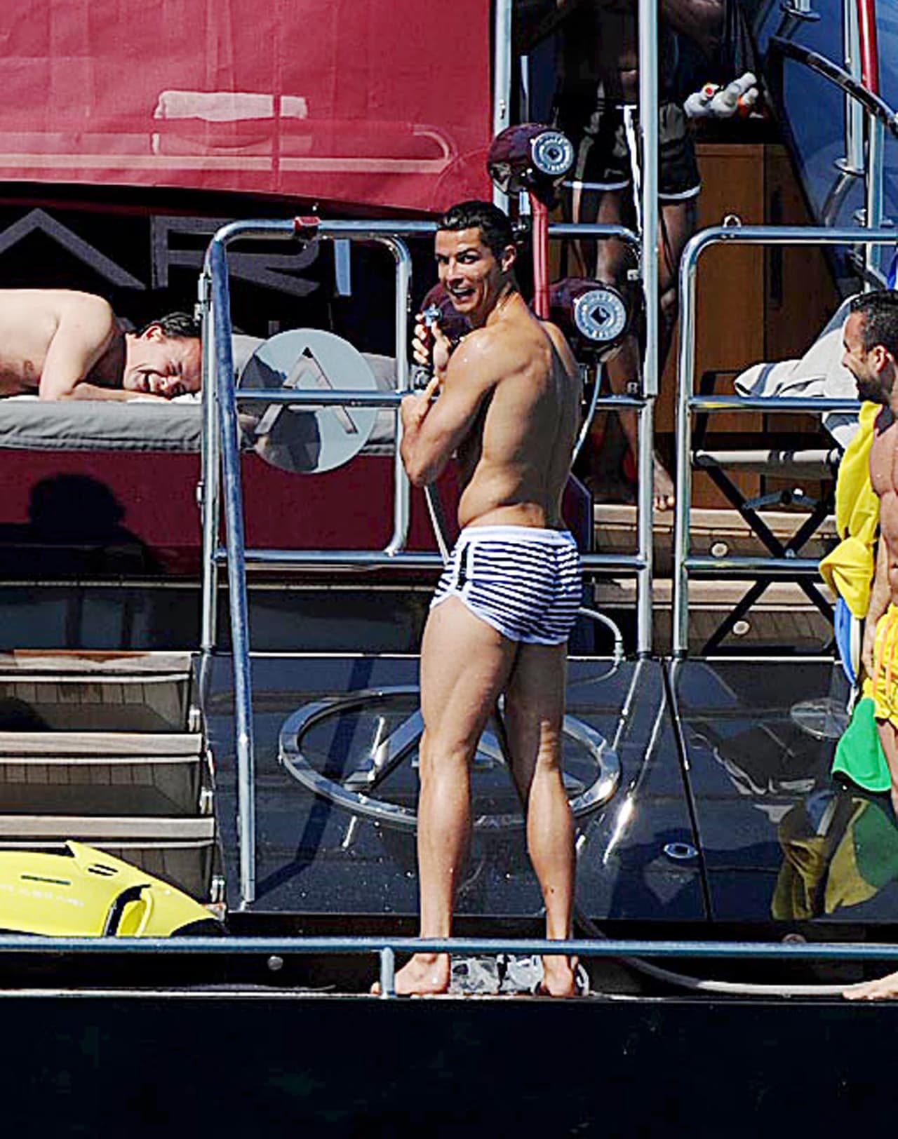 Al ver a los paparazzi posó para ellos.