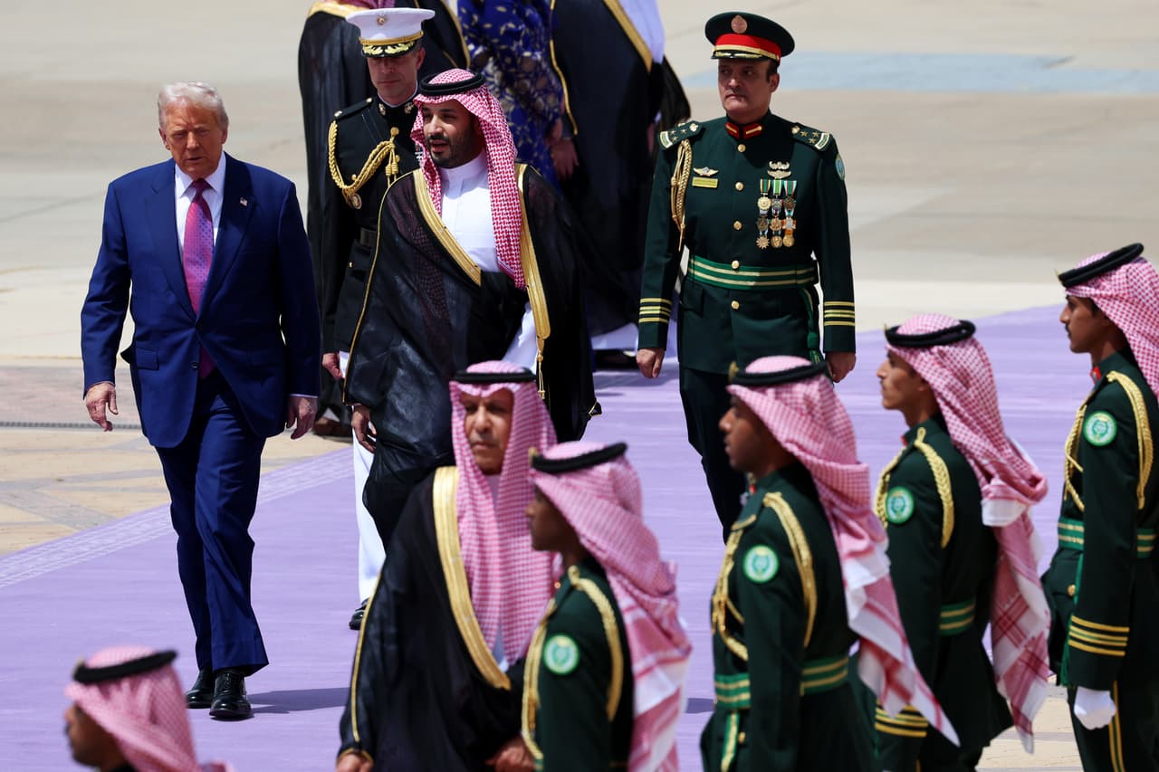 Es una rara distinción el que el príncipe heredero acudiera a recibir a Trump. El último presidente en recibir tal honor fue Barack Obama. En 2022 Joe Biden fue recibido por un gobernador provincial, que es la usanza para los sauditas.