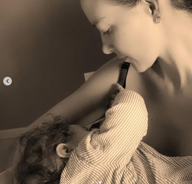 Cuando nació el niño, el proceso de darle de comer a su hijo desde su pecho fue una experiencia "perfecta", pero no contaba con la grave situación que atravesó solo tres semanas después del parto.
<br>