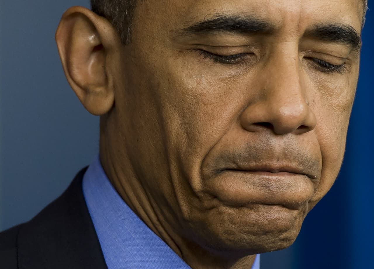 El presidente Barack Obama, visiblemente afectado, se dirige al país en conferencia de prensa desde la Casa Blanca al día siguiente de los asesinatos.