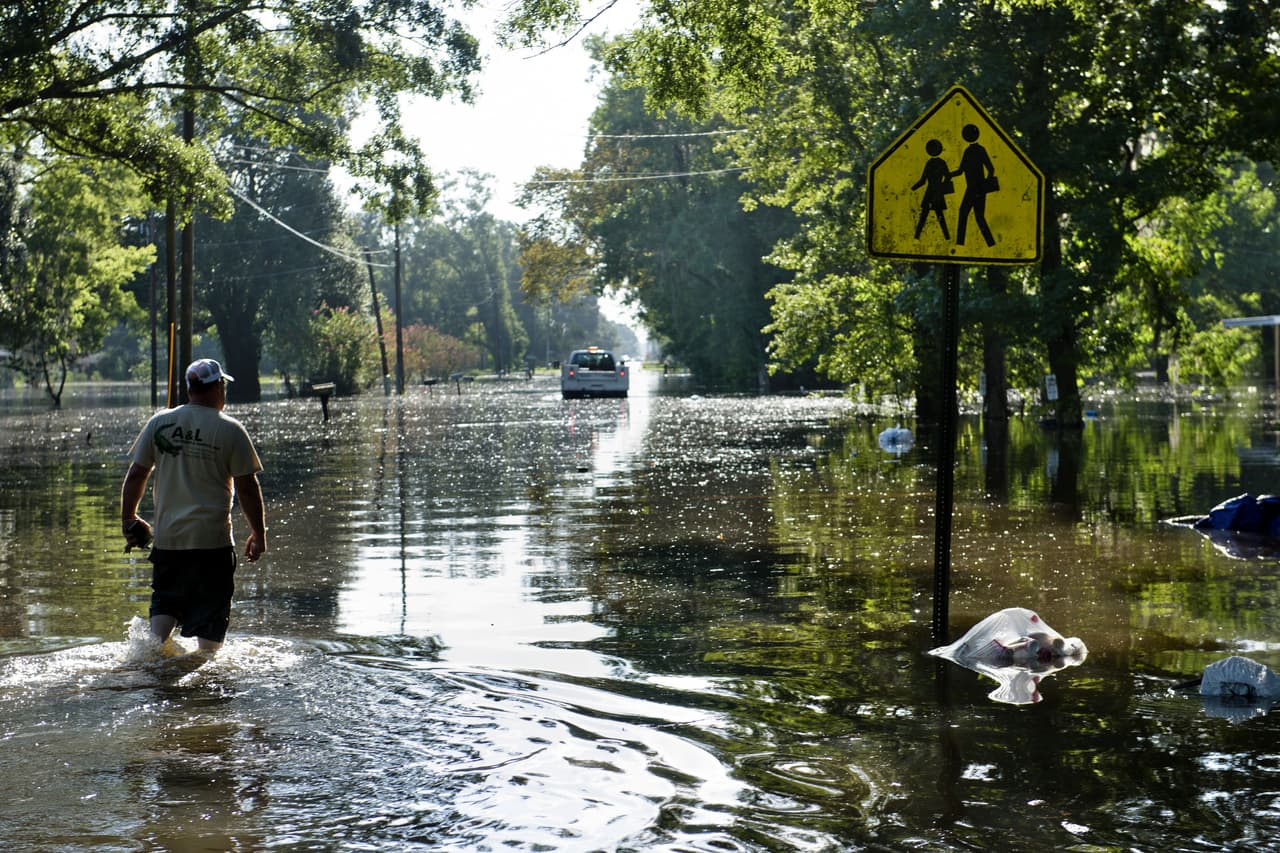 <b>El agua en movimiento también es peligrosa</b>: Sólo 15.2 centímetros de agua en movimiento puede hacerte caer, según FEMA. La agencia aconseja caminar en terreno firme donde el agua no está moviéndose; y utilizar un palo para revisar cuán sólidos son tus pasos.
<br>