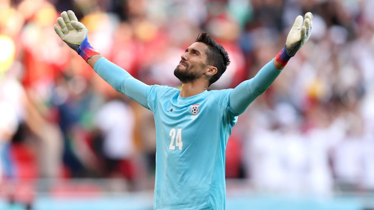 Suspenden a futbolista iraní por abrazar a mujer al final de un partido