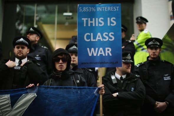 Los manifestantes aprovecharon para rechazar la polìtica de detenciones en Gran Bretaña.