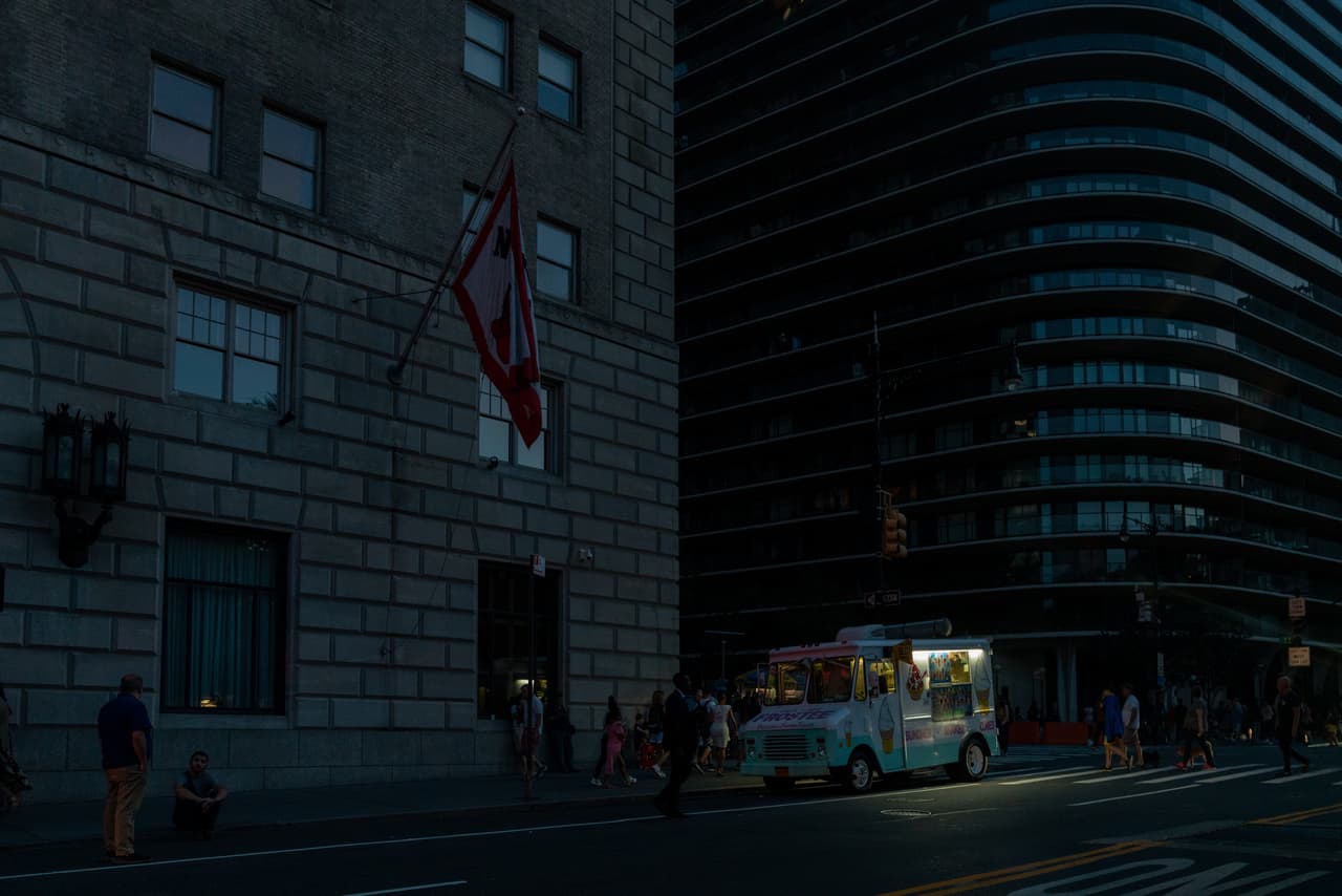 NUEVA YORK, NY - 13 DE JULIO: Un camión de helados se encuentra en la esquina de 7th Ave. y West 59th Street durante el poder. (Foto de David Dee Delgado/Getty Images)