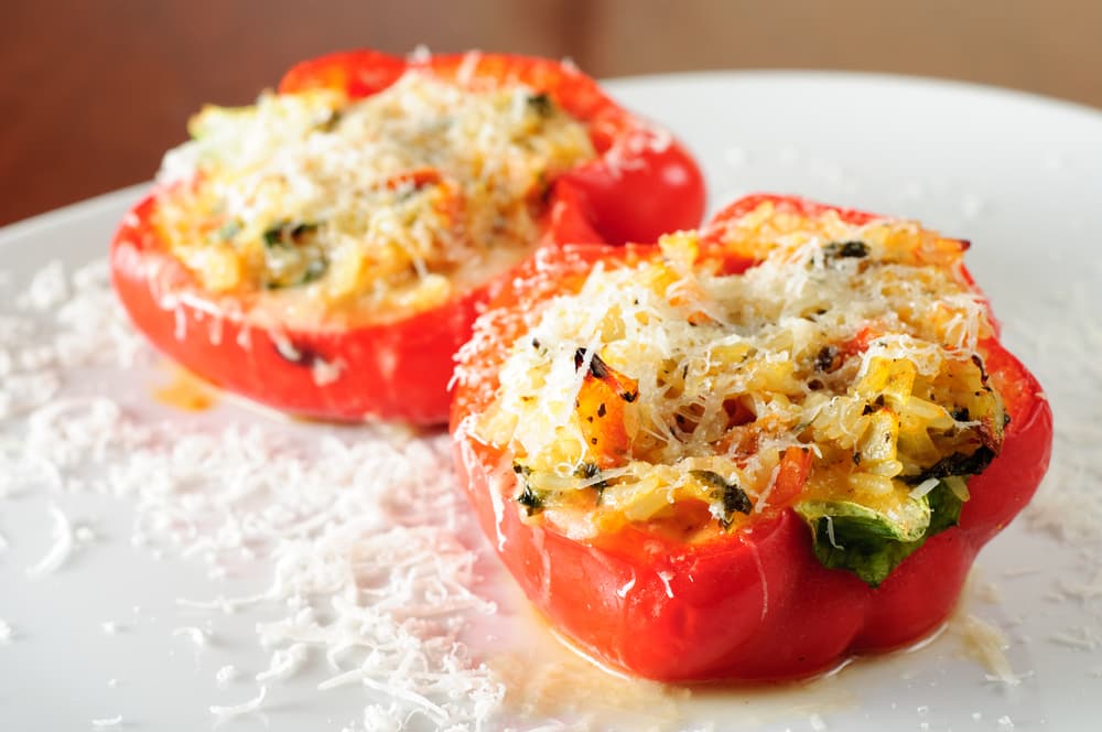 Tomates rellenos de ensalada de atún. Esta puede ser la receta más fresca y sencilla que encontrarás, además de ser un clásico para la época veraniega. Se trata de unos tomates rellenos de atún.