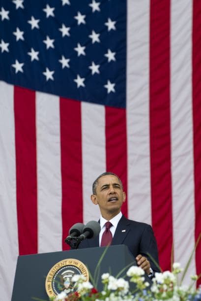 Al hablar en el Arlington National Cemetery, Obama dijo que le preocupa que los hombres y mujeres que están al servicio del país no están siendo plenamente apreciados en una época en la que "la mayoría de los estadounidenses no son tocados directamente por la guerra."