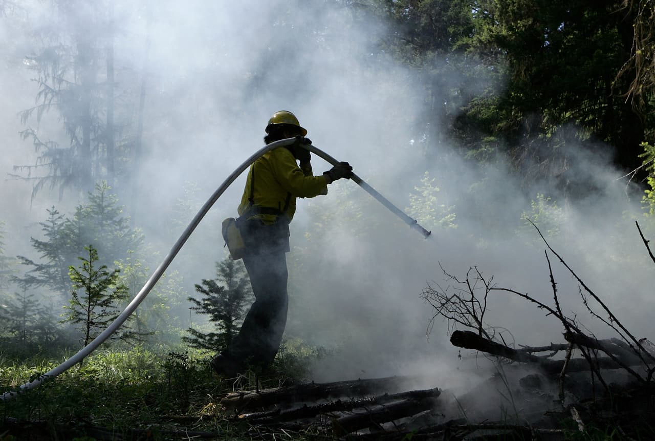 <h3 class="cms-H3-H3">13. Montana</h3>
<br>
<b>(Grandes desastres desde 1953: 91)</b>
<br>
<br>Los incendios han sido el principal desastre natural que se ha presentado en el estado. Tan solo en 2017, 
<b>2,134 millas cuadradas se quemaron en este suelo boscoso y de montaña. </b>
<br>
<br>Sin embargo, la peor catástrofe natural en la historia de Montana sigue siendo la inundación de 1964 en la reserva india Blackfeet que 
<b>provocó la muerte de 30 personas y casi el 20% del territorio estatal terminó bajo el agua. </b>
<br>
<br>
<br>