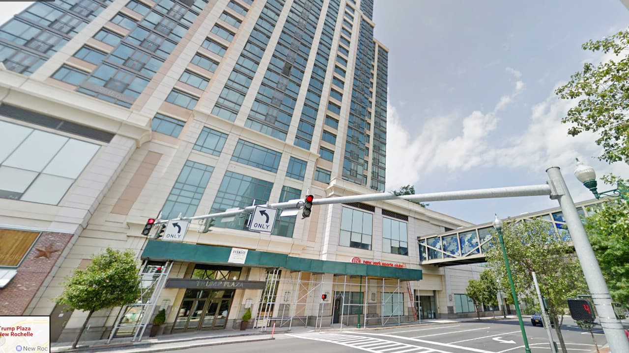 <b>Trump Plaza New Rochelle. New Rochelle, NY.</b> El edificio de lujo de 40 pisos esta ubicado en el centro de New Rochelle, entre las ciudades de Nueva York y Albany. La declaración financiera ante la Comisión Federal de Elecciones del presidente electo muestra que la mayoría de sus propiedades están registradas en el estado de Nueva York.