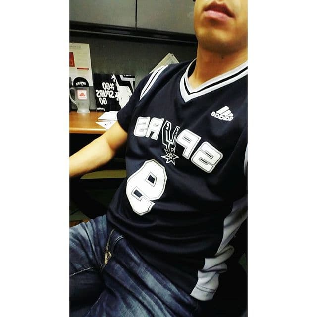 Esta noche se enfrentan los San Antonio Spurs contra los Oklahoma City Thunder con el objetivo de sacar ventaja en la serie que va 2-2. El juego se llevará a cabo en el AT&T Center, en San Antonio, la casa de los Spurs, y los fanáticos ya están tomando precauciones para animar a su equipo de manera épica.