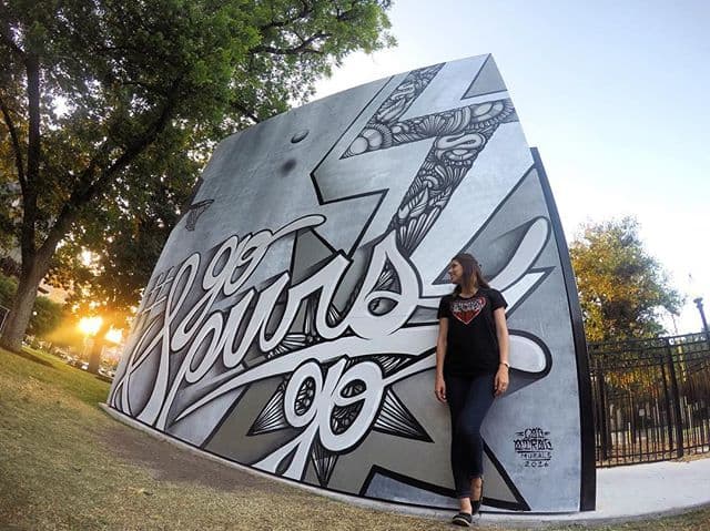 Esta noche se enfrentan los San Antonio Spurs contra los Oklahoma City Thunder con el objetivo de sacar ventaja en la serie que va 2-2. El juego se llevará a cabo en el AT&T Center, en San Antonio, la casa de los Spurs, y los fanáticos ya están tomando precauciones para animar a su equipo de manera épica.