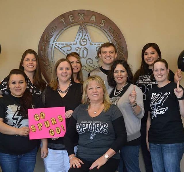 Esta noche se enfrentan los San Antonio Spurs contra los Oklahoma City Thunder con el objetivo de sacar ventaja en la serie que va 2-2. El juego se llevará a cabo en el AT&T Center, en San Antonio, la casa de los Spurs, y los fanáticos ya están tomando precauciones para animar a su equipo de manera épica.