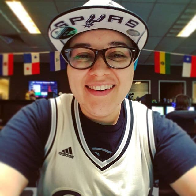 Esta noche se enfrentan los San Antonio Spurs contra los Oklahoma City Thunder con el objetivo de sacar ventaja en la serie que va 2-2. El juego se llevará a cabo en el AT&T Center, en San Antonio, la casa de los Spurs, y los fanáticos ya están tomando precauciones para animar a su equipo de manera épica.