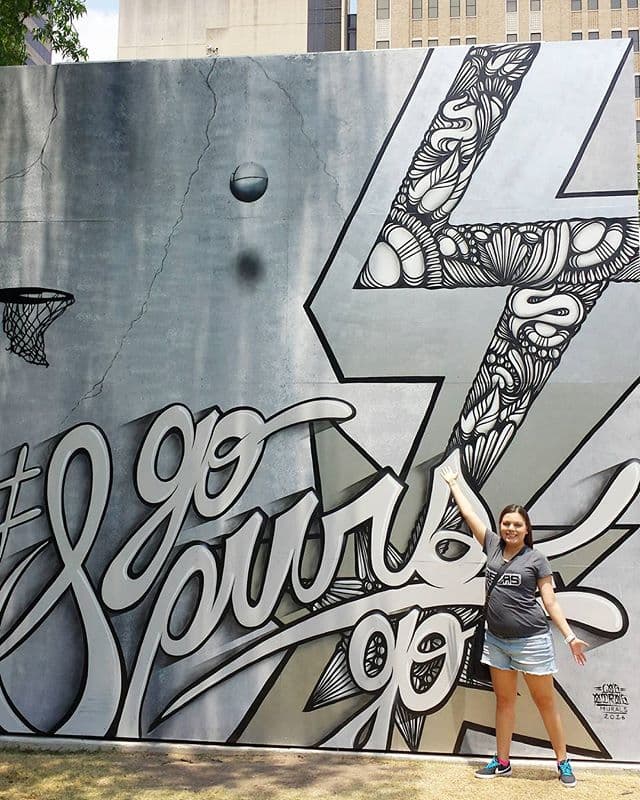 Esta noche se enfrentan los San Antonio Spurs contra los Oklahoma City Thunder con el objetivo de sacar ventaja en la serie que va 2-2. El juego se llevará a cabo en el AT&T Center, en San Antonio, la casa de los Spurs, y los fanáticos ya están tomando precauciones para animar a su equipo de manera épica.