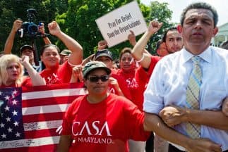 Activistas e inmigrantes indocumentados en todo el país insisten en la necesidad de contar con un programa que frene las deportaciones.