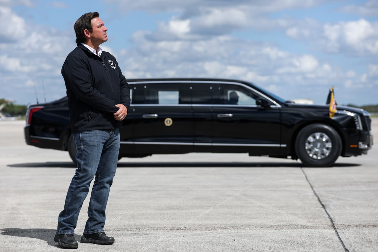 <b> DeSantis recibe a Trump en el aeropuerto de Fort Myers: </b>El gobernador Ron DeSantis recibió al presidente a su llegada a Florida el viernes 23 de octubre, antes del mitin en Fort Myers. El encuentro mostró la cercanía política entre ambos republicanos, después de que DeSantis compitiera contra Trump en las primarias presidenciales de 2024 y posteriormente respaldara su candidatura.
<br>