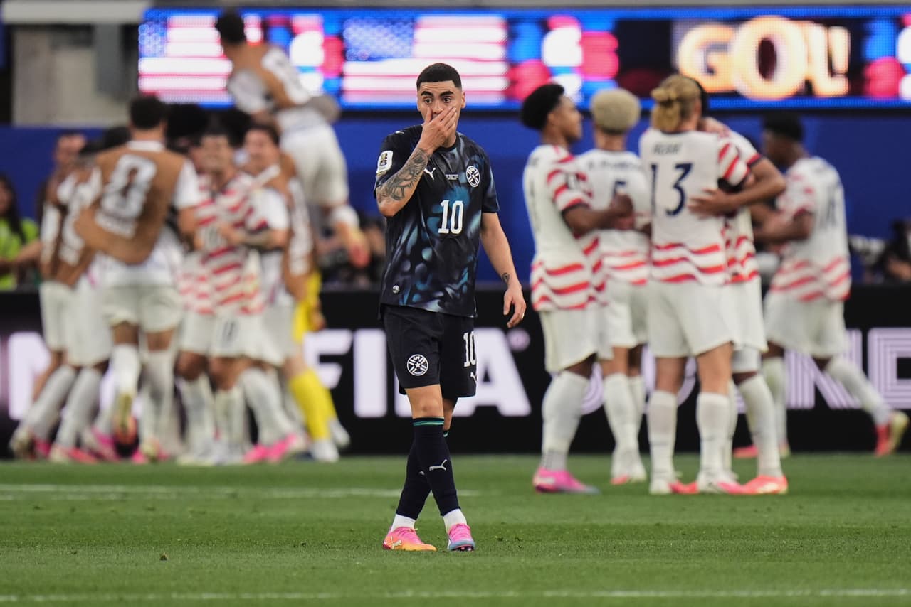El paraguayo Miguel Almirón reacciona después de que Estados Unidos anotara un tercer gol.