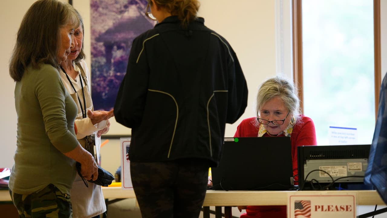 Retraso en resultados electorales en condado de Carolina del Norte por problemas en lugar de votación