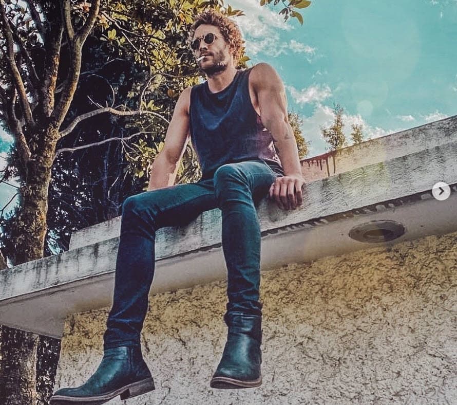 Ingresó al 
<b><a href="https://www.lasestrellas.tv/cea" target="_blank">Centro de Educación Artística de Televisa</a></b> (CEA) a los 17 años. 
<br>