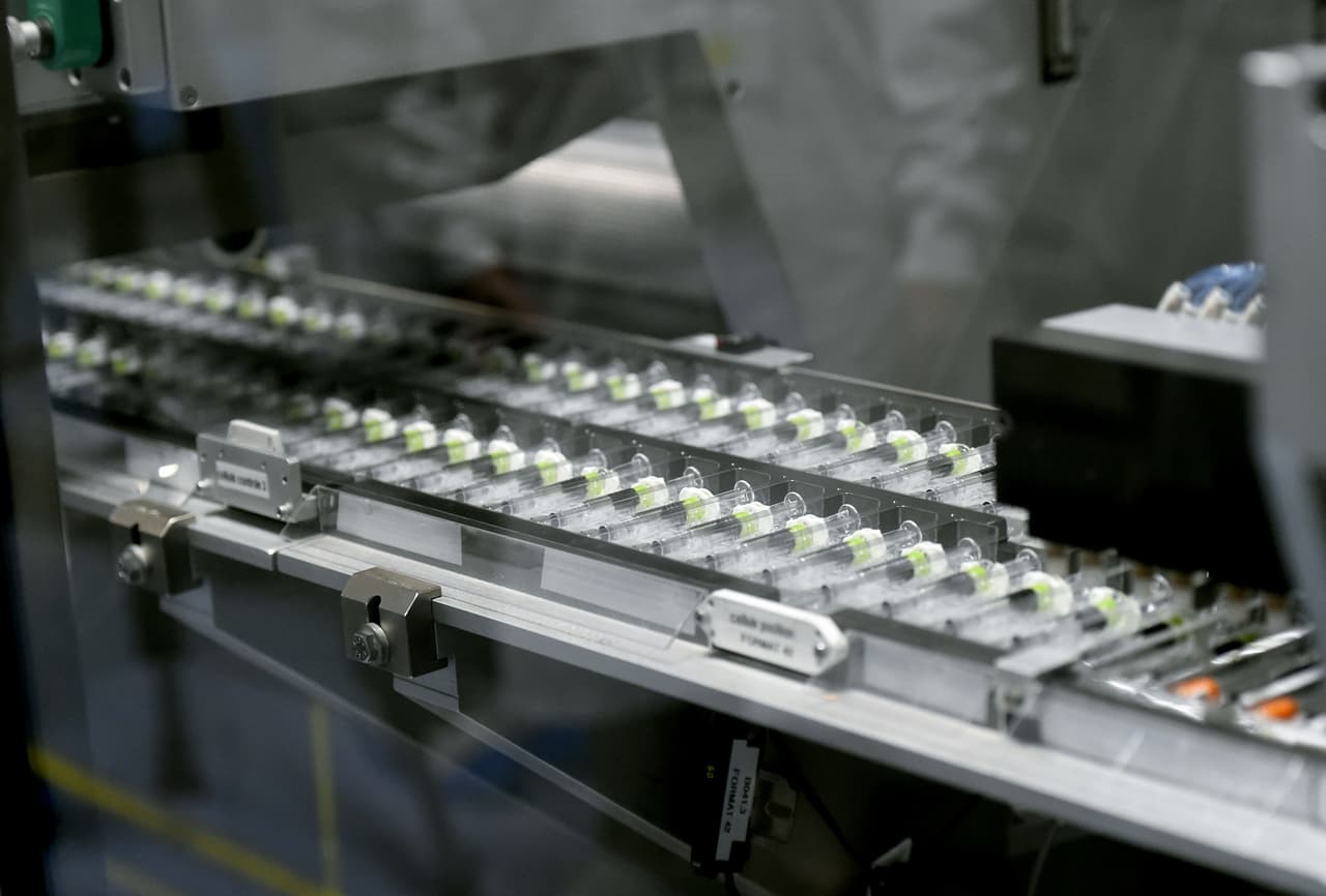 Después, para el mes de enero se espera la llegada de las vacunas de Johnson & Johnson.