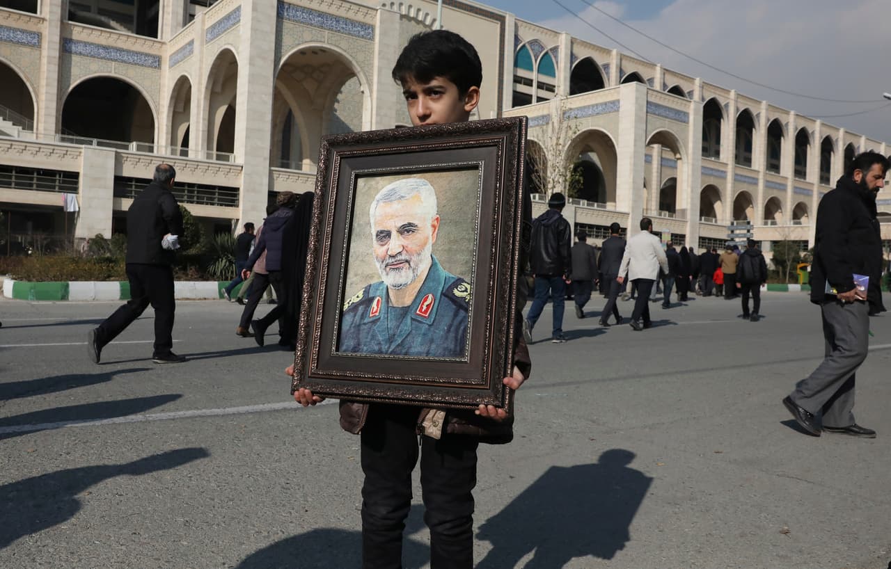 Un niño porta un retrato de Qassem Soleimani en una calle de Teherán, la capital de Irán. El general iraní murió en un ataque aéreo estadounidense en Irak y las potencias mundiales advirtieron que el mundo se ha convertido en un lugar más peligroso luego de este incidente. Reino Unido y Alemania sugirieron que el gobierno de Irán tenía parte de culpa por provocar la escalada de tensiones en Oriente Medio.