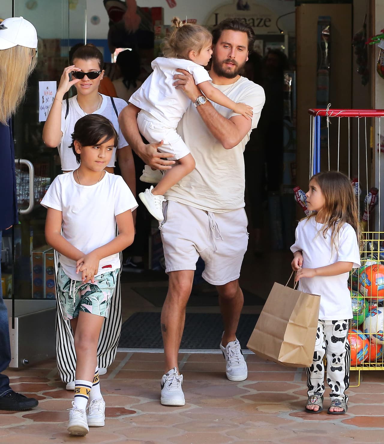 Sin embargo, Scott Disick lleva varios meses saliendo con Sofia Richie, quien tiene 19 años, 15 menos que él y parece no haberla engañado.