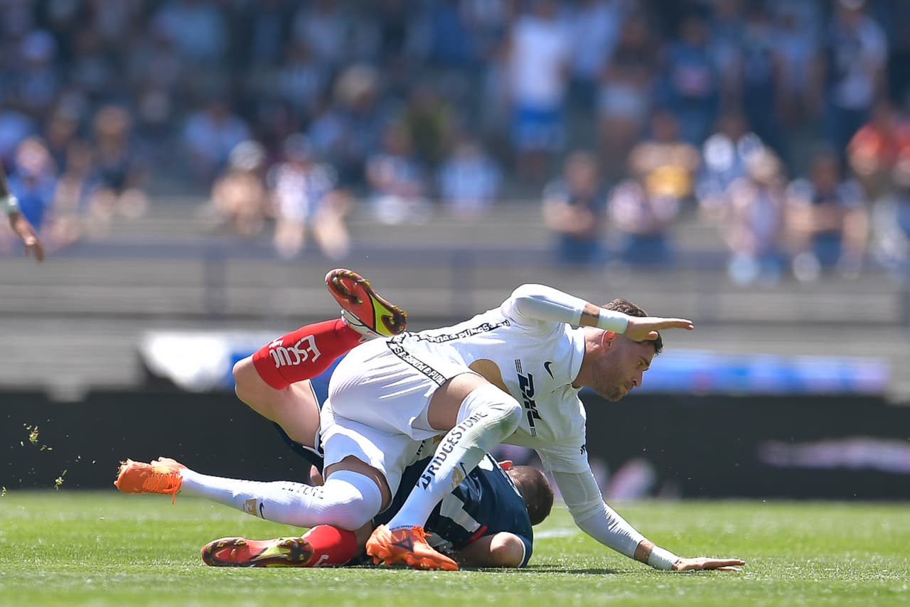 A pesar de haber jugado con 10 futbolistas la mayor parte del juego por la expulsión de Juan Ignacio Dinenno, los Pumas lograron una vital victoria ante Rayados.