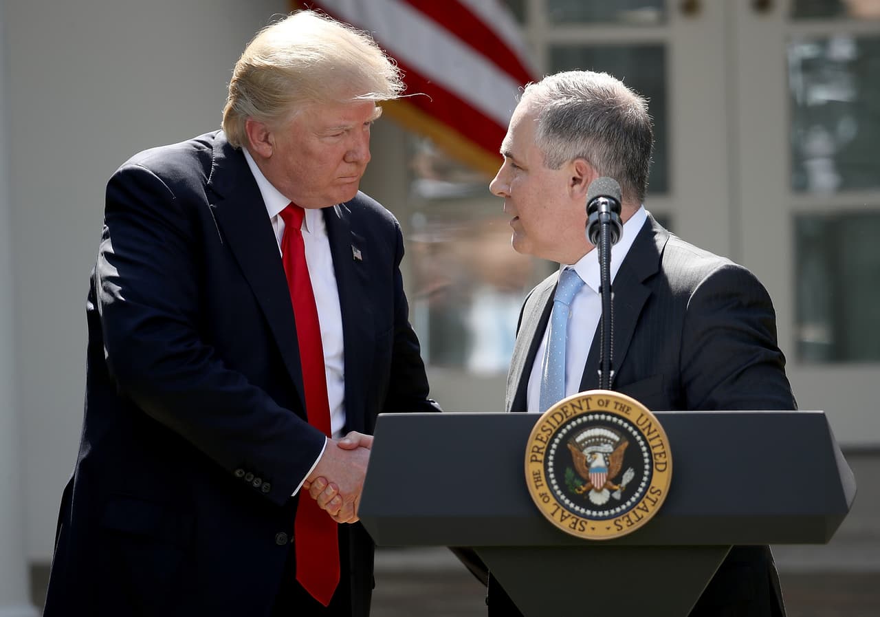 <b>14 de abril</b> - En una entrevista con 
<i>Fox and Friends</i>, el administrador de la EPA, Scott Pruitt, anticipa que se oponía personalmente al Acuerdo de París, el pacto internacional para combatir el cambio climático negociado en 2015. Pruitt calificó al pacto como "un mal negocio para Estados Unidos".