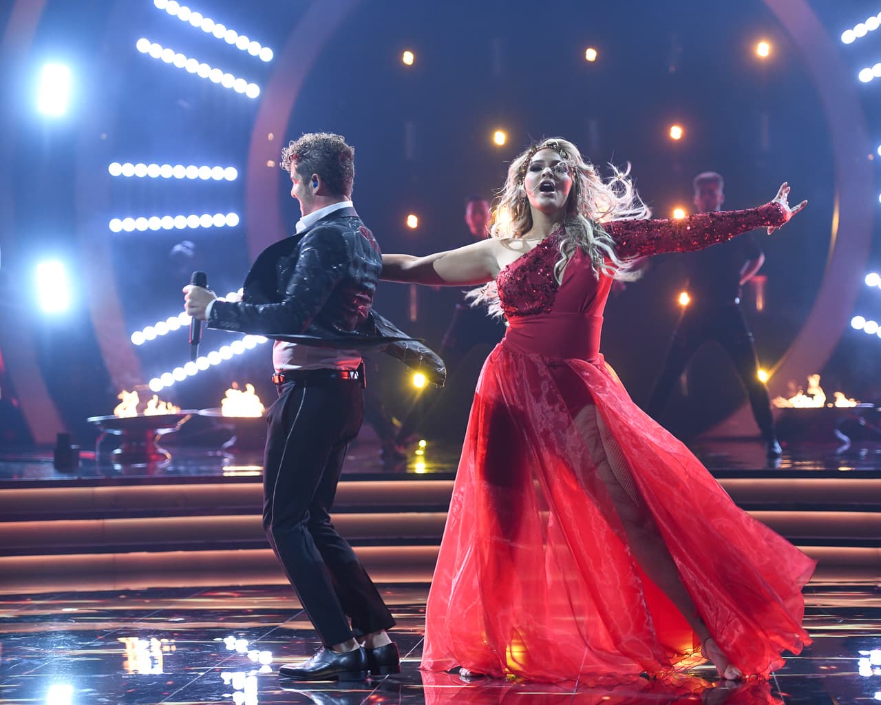 Tanto el cantante como la también conductora, se desenvolvieron con soltura en la pista.