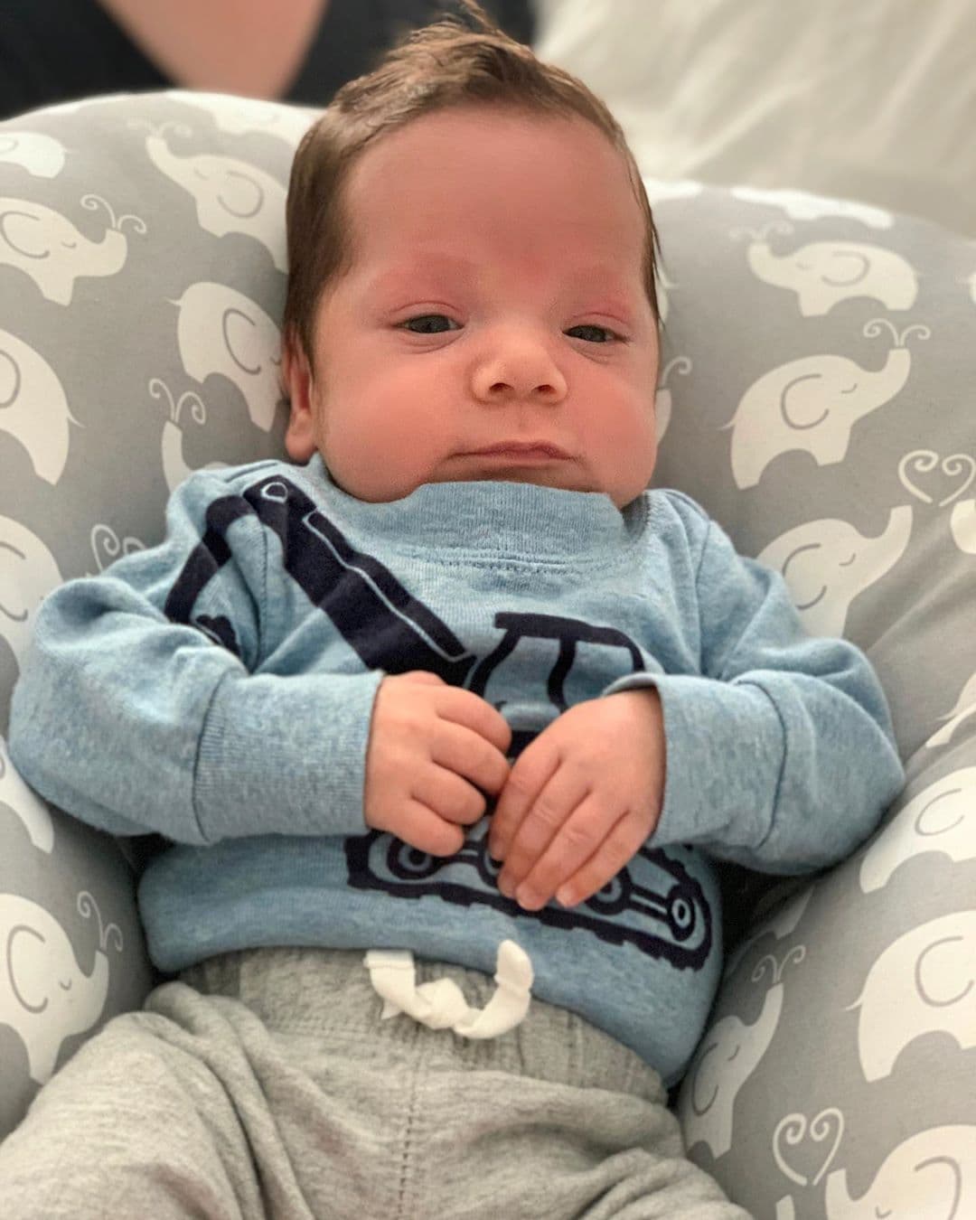 Diego ahora luce enorme y está creciendo en una familia que le brinda amor al por mayor.