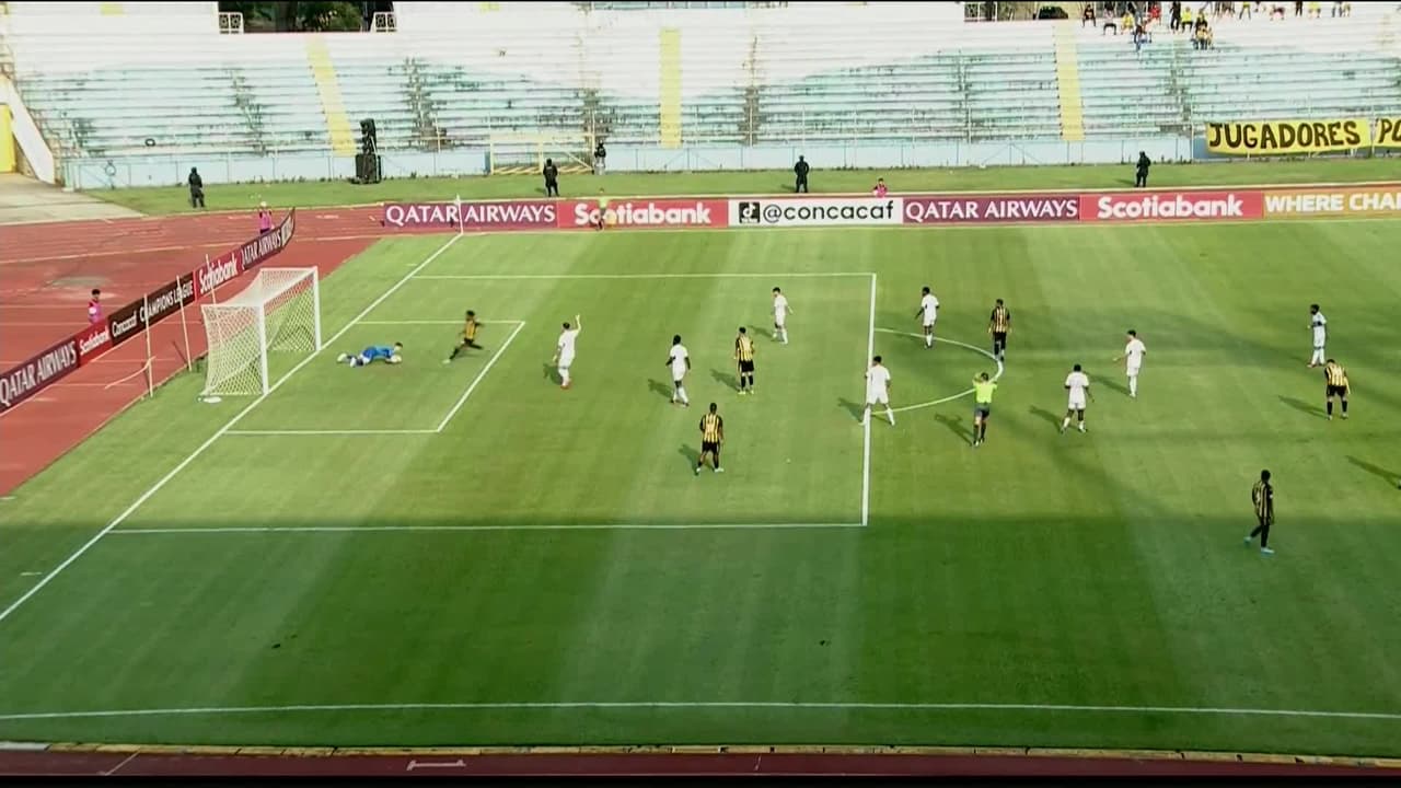 ¡TIRO ATAJADO! disparo por Pedro Báez.