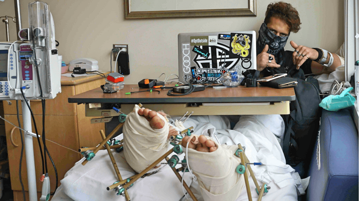 Atrevido clavado para conseguir fama en YouTube lo deja postrado en cama de hospital