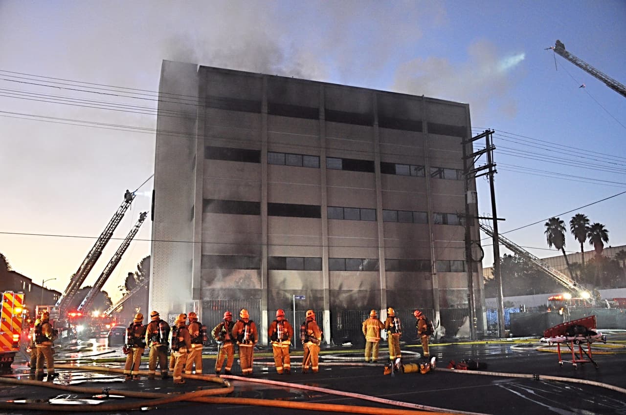 Investigan incendio "sospechoso" dentro edificio de cinco pisos en Van Nuys 