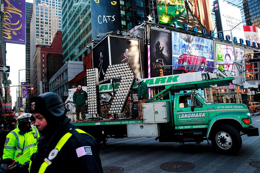 Los números miden siete pies y están iluminados con 496 bombillas LED de bajo consumo, según un comunicado de la organización Times Square Alliance.