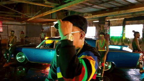 El género de música urbana, también conocido como reggaetón, también ha dado mucho de qué hablar por sus historias y los llamativos autos que utilizan. Tal es el caso de 
<b>Daddy Yankee</b> y su más reciente video 'Dura', donde abundan los autos modificados, achaparrados y alargados como el Lincoln Continental de los años 60 que se observa en esta imagen.