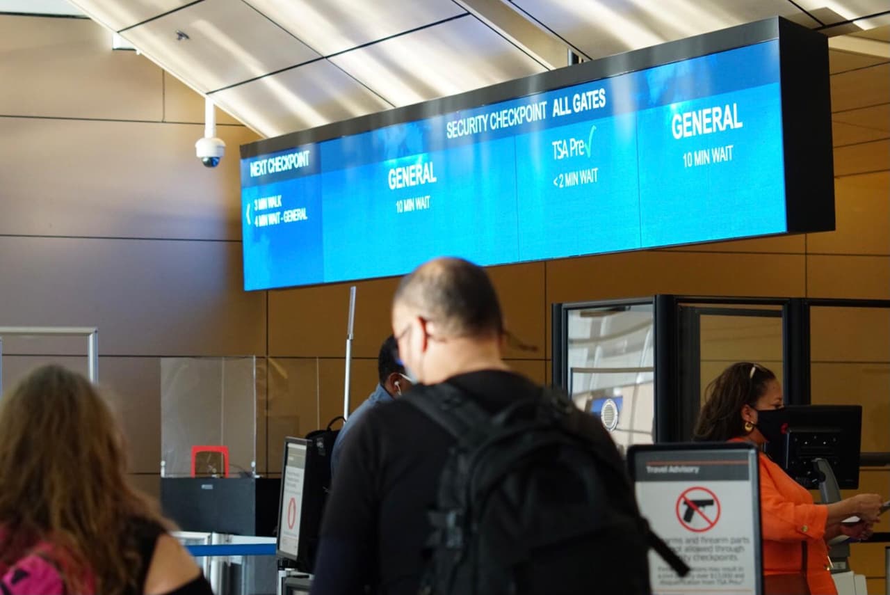 Este jueves mostraron a los medios todas las medidas de seguridad que están implementando para que los pasajeros viajen seguros.
<br>