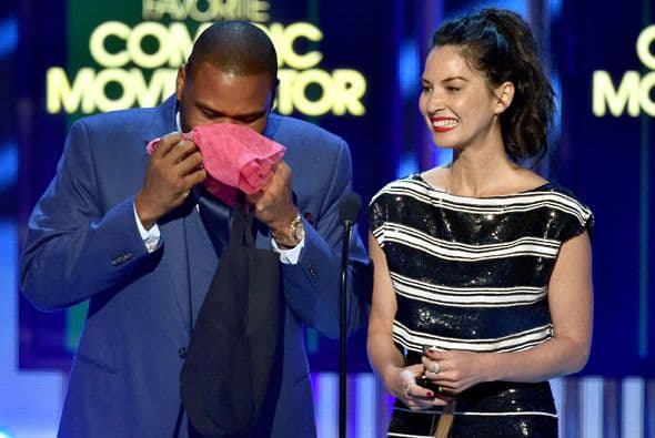 Bromearon que habían encontrado en los asientos las extensiones de Jared Leto y un vestidito de Ariana Grande que "olía a amor".